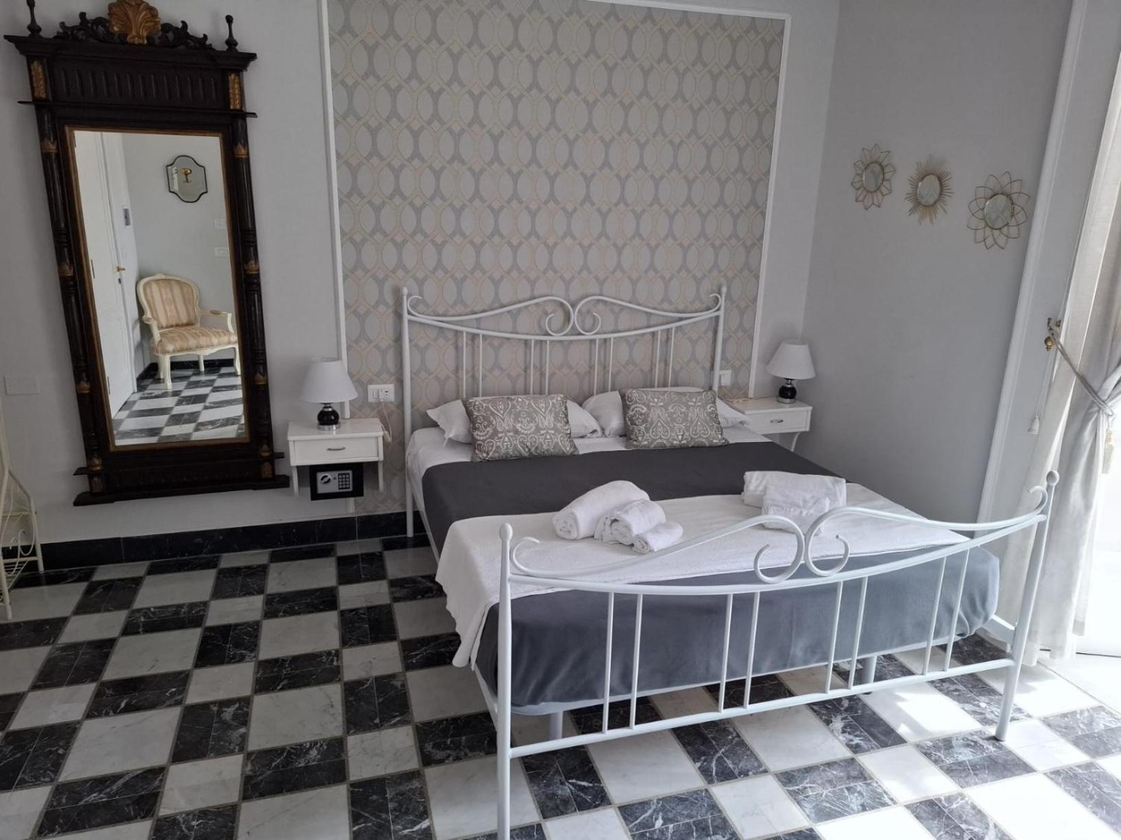 Toledo'S Family Bed & Breakfast เนเปิลส์ ภายนอก รูปภาพ